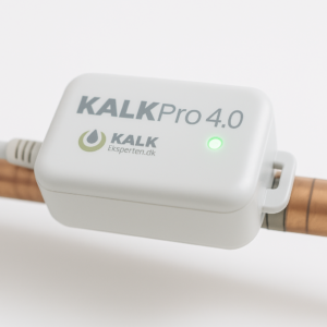 KalkPro 4.0 kalkspalter installeret på vandrør – industriudgave til erhvervsinstallationer, der forebygger kalkaflejringer
