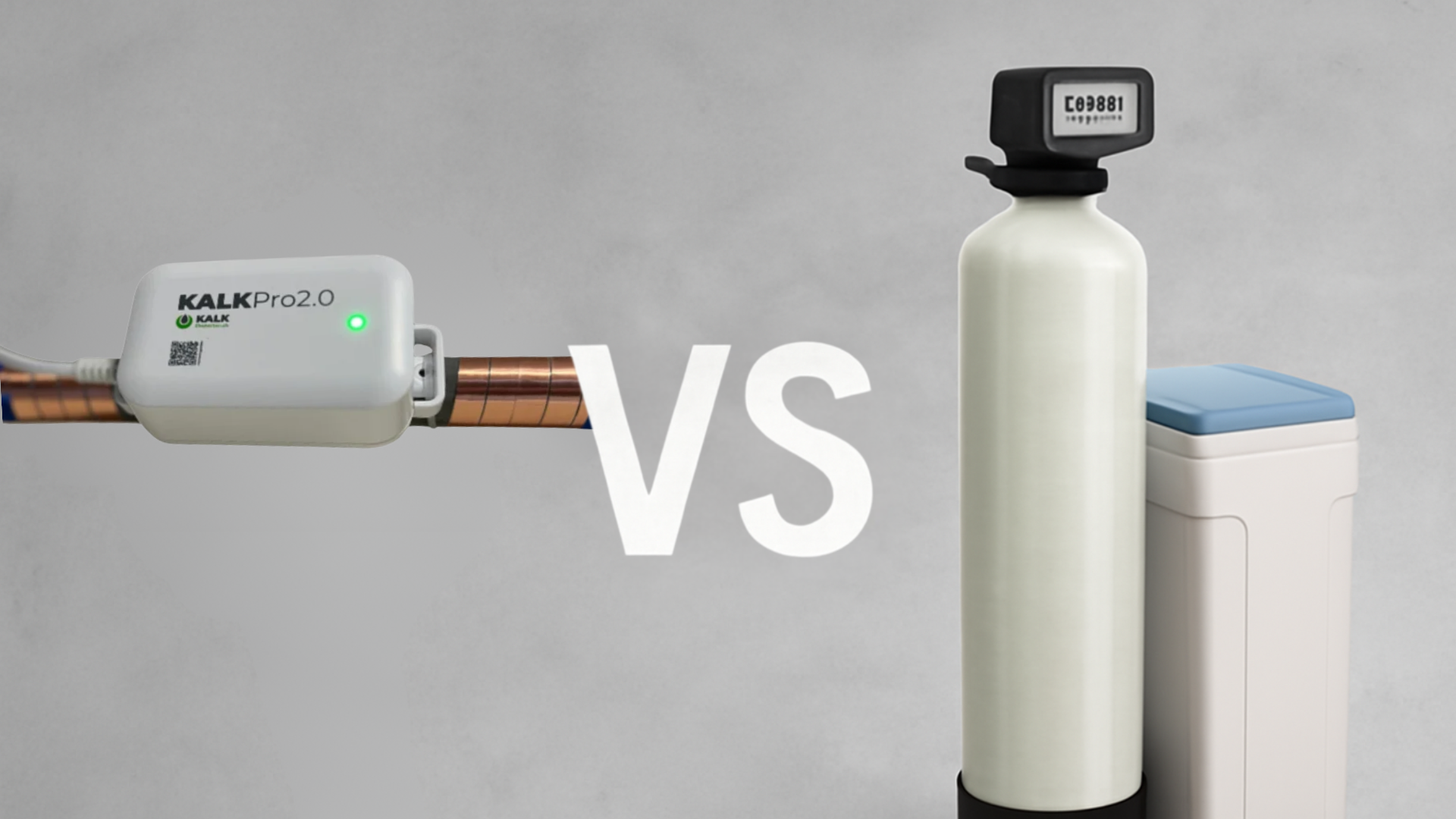 Visuel sammenligning af KalkPro 2.0 på kobberrør versus traditionelt blødgøringsanlæg med saltbeholder – illustrerer forskel på elektronisk kalkspalter, der forebygger kalkaflejringer, og et stort vandblødøringssystem