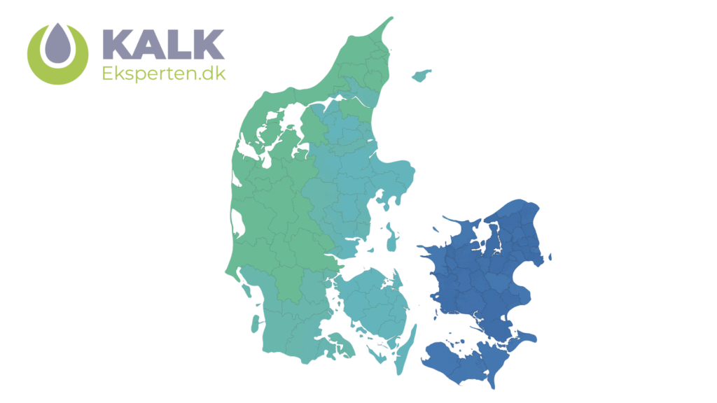 Farvekodet kort over Danmark der viser hårdt og blødt vand i regioner – blåtoner markerer hårdt vand og grønne områder blødere vand; inkluderer Kalk Eksperten logo