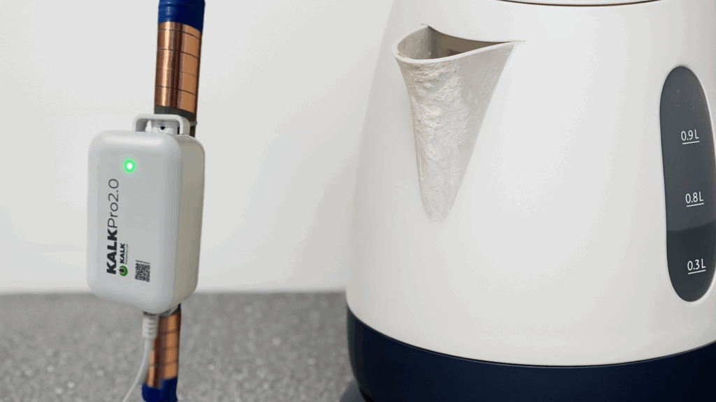 Elkedel med KalkPro 2.0 enhed monteret på kobberrør – elektronisk kalkspalter til boliger, der forebygger kalkaflejringer i vandkedel og VVS