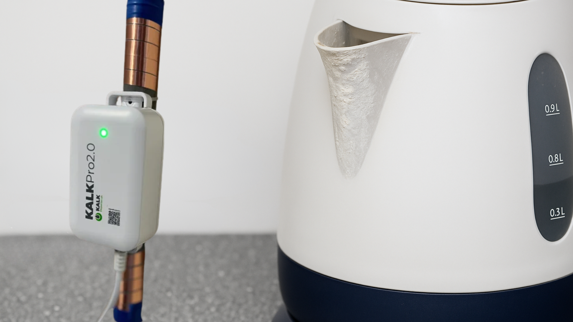 Elkedel med KalkPro 2.0 enhed monteret på kobberrør – elektronisk kalkspalter til boliger, der forebygger kalkaflejringer i vandkedel og VVS
