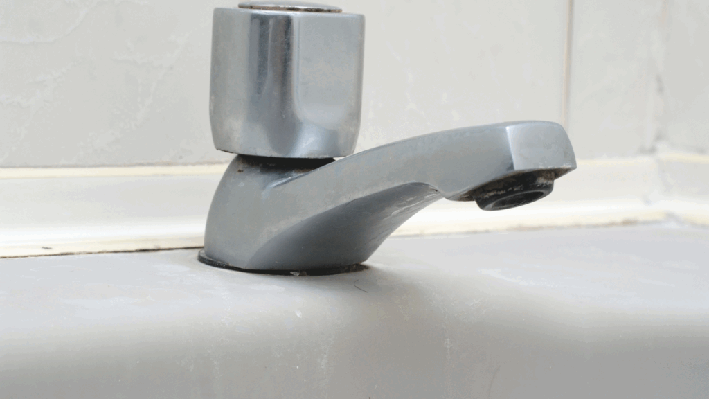 Krom vandhane med kalkaflejringer i håndvasken – eksempel på kalk i badeværelset