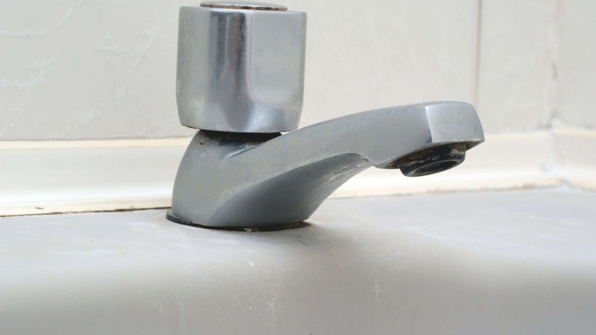 Krom vandhane med kalkaflejringer i håndvasken – eksempel på kalk i badeværelset