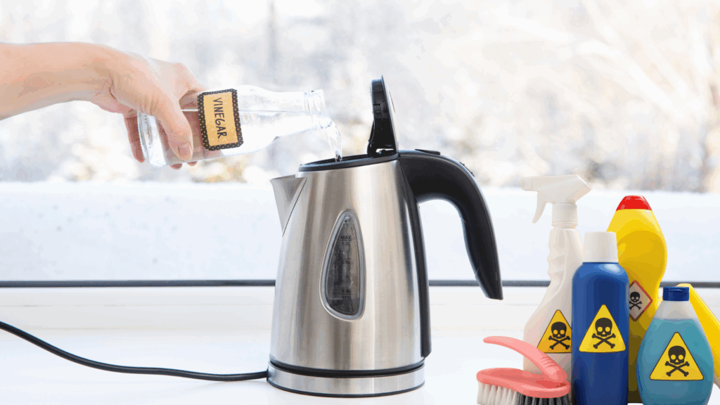 Hånd hælder eddike i elkedel – naturlig afkalkning uden skrappe kemikalier