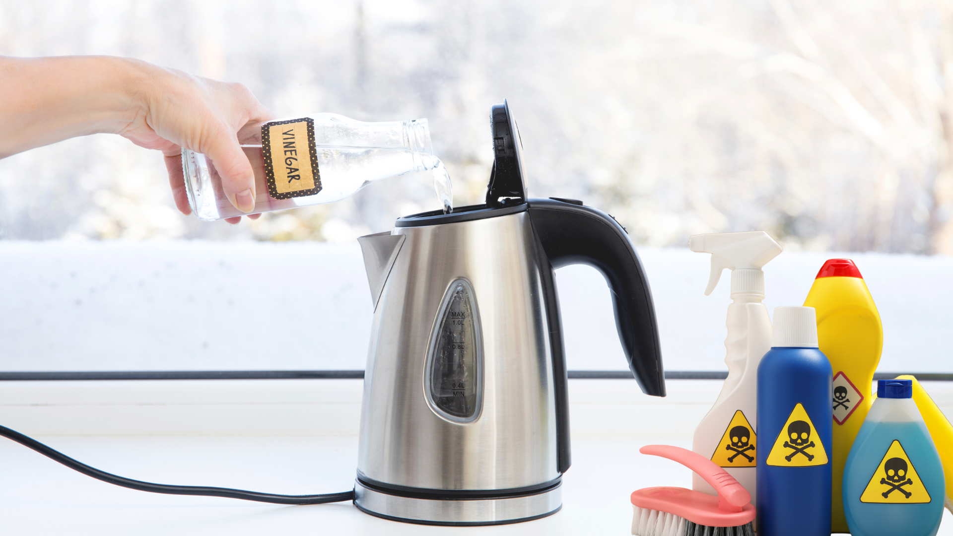 Hånd hælder eddike i elkedel – naturlig afkalkning uden skrappe kemikalier